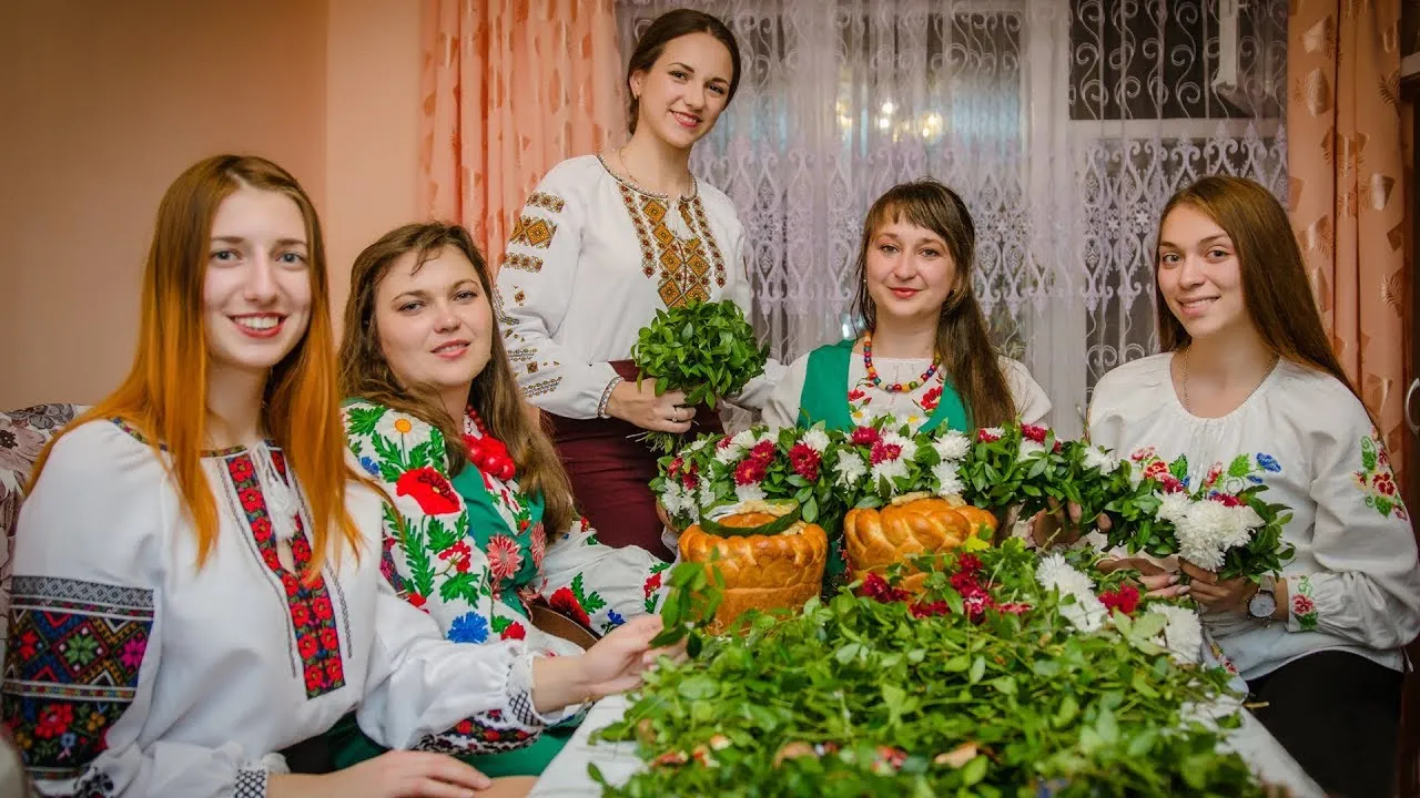 Весільний обряд «заплітання долі» на Львівщині: як традиція плетіння барвінкової гірлянди стала символом родинної єдності та оберегом майбутнього подружжя